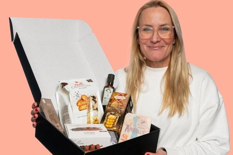 Presentlåda med kaffe och annat gott med kaffetema