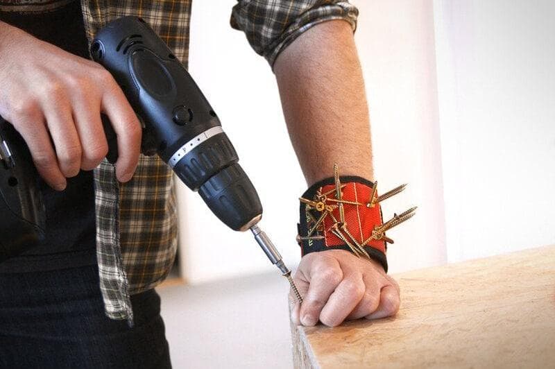 Magnetiskt armband för att fästa skruvar, muttrar mm