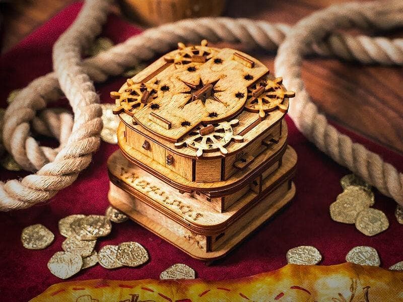 Mekaniskt pussel kombinerat med escape room i en trälåda