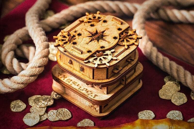 Mekaniskt pussel kombinerat med escape room i en trälåda