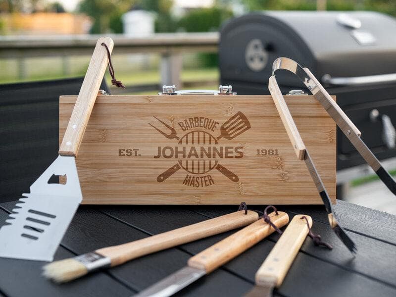 Trälåda med grillverktyg