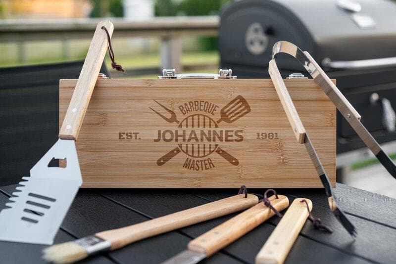 Trälåda med grillverktyg