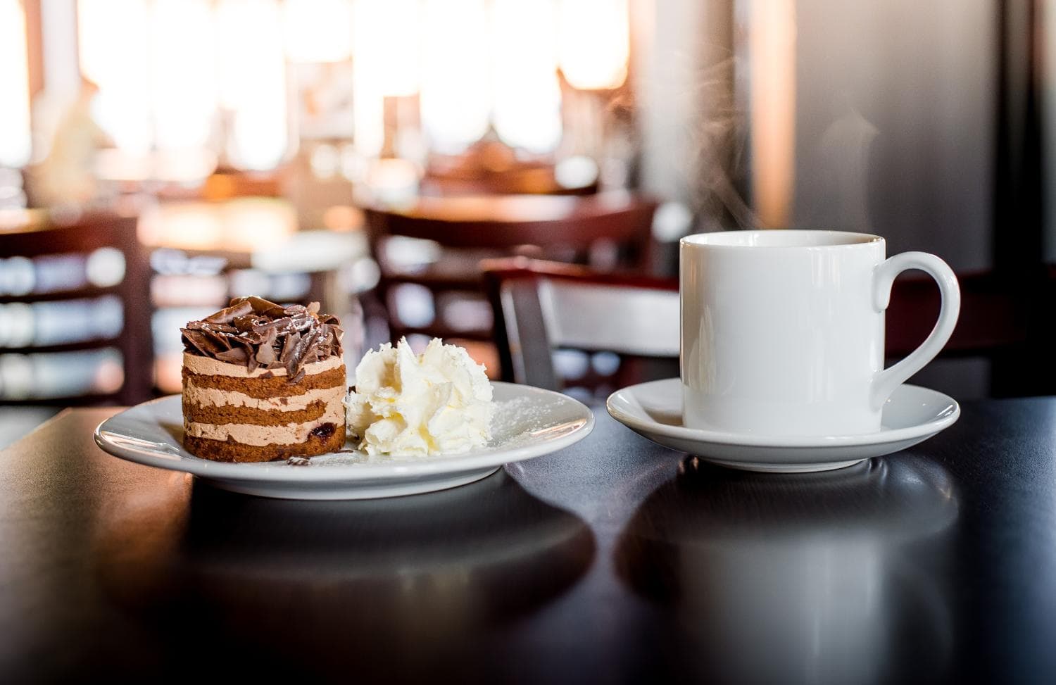 Kaffe och bakelse på cafe